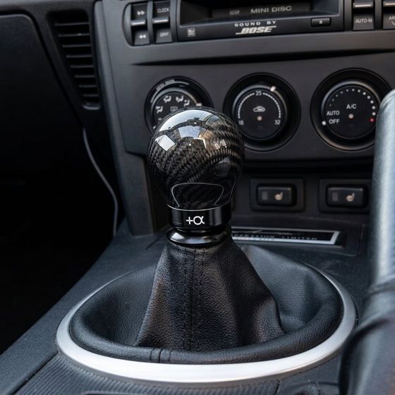 車内に取り付けたカーボン柄のシフトノブ