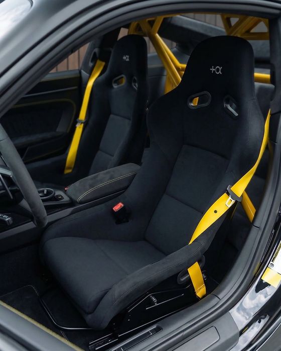 黄色のレーシングハーネスを取り付けた車内