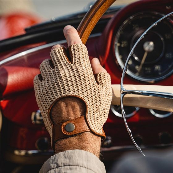 メッシュのドライビンググローブでステアリングを握ったところ
