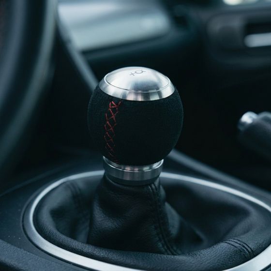 車内に取り付けたスエード調のシフトノブ