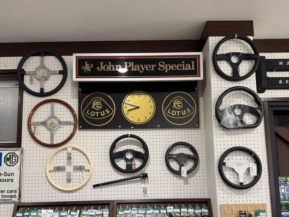 AC MINDSさんの店内。壁にステアリングが並ぶ