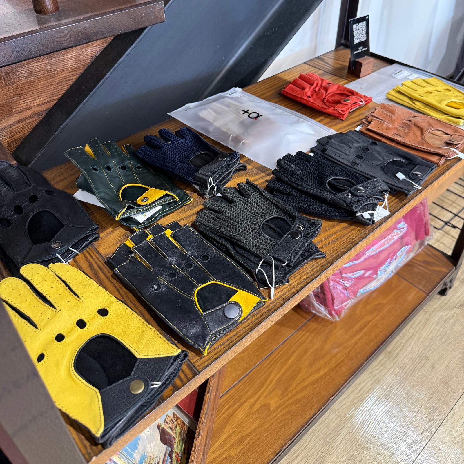 AC MINDSさんの店頭に並んだPLUS ALPHA DESIGNSのドライビンググローブ