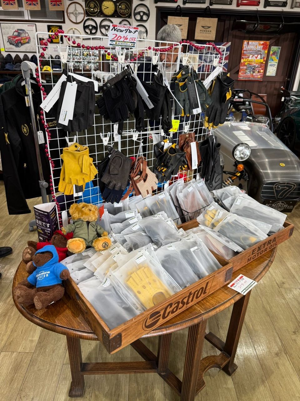 レーシンググローブを並べた販売コーナー